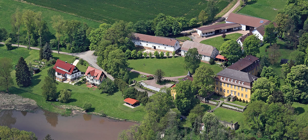 Waldgut Höhnscheid - Ihre Pferde Pension im Raum Kassel, Paderborn, Eisenach, Marburg, Winterberg, Göttingen und Hessen mit eigenem Aquatrainer/Pferd und der damit verbundenen Pferde-Reha zur Erholung und Reha Ihres Pferdes - denn: Wir lieben Pferde! - Waldgut Höhnscheid - Pferde Pension für die Pferde-Reha mit Aquatrainer Pferd im Raum Kassel, Paderborn, Eisenach, Marburg, Winterberg, Göttingen und Hessen.